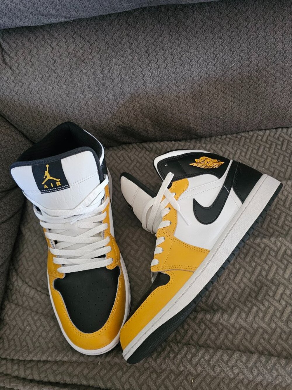 Jordan 1 Mid "Yellow Ochre" (DQ8426-701)